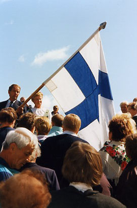 Lipputervehdys ja kunnioituksen osoitus sankarivainajille.