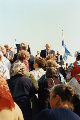 Uuno Matikainen puhumassa muistomerkin paljastustilaisuudessa.