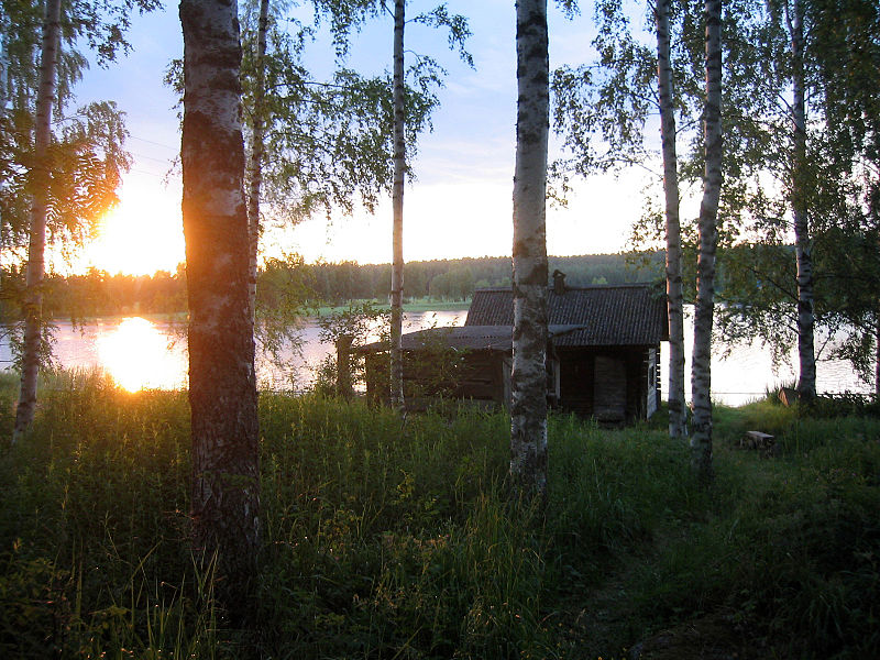 Perinteinen suomalainen rantasaunamaisema. Savusaunassa ei ole savupiippua, vaan savu leviää aluksi löylyhuoneeseen ja poistuu räppänän kautta. Kuva: Wikipedia.