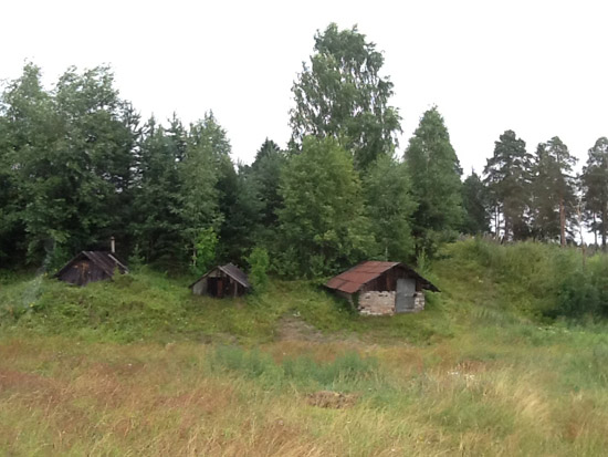 Maakellaririvistö lähellä vbanhaa hautausmaata.