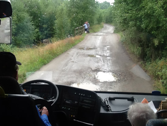 Paikalliset kalastamassa sillalla.