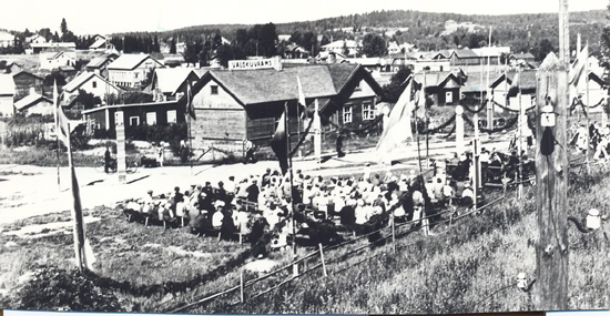 Vappujuhla luultavasti 1930-luvun alkua. Huomaa "VALOKUVAAMO" mainos katolla.