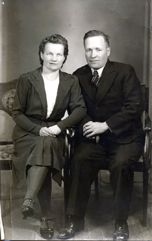 Emma ja Yrjö Vänttinen. Isä lomalla rintamalta v. 1943. Äidilläni kotiompelijan tekemä sillakangasleninki. (Mie ite tein äidin kampauksen).