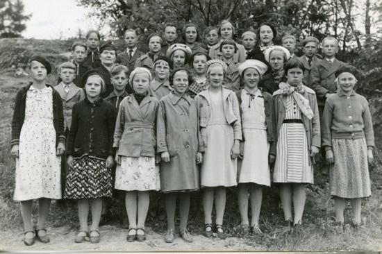 Neljännen luokan koulukuvani vuodelta 1939.  Opettajana Lydia Nylund.