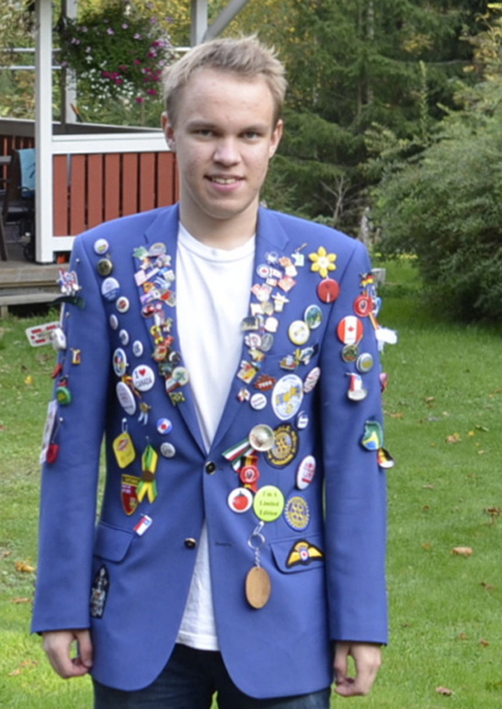 Kanadasta kotiutunut Konsta vaihtaritakissaan.