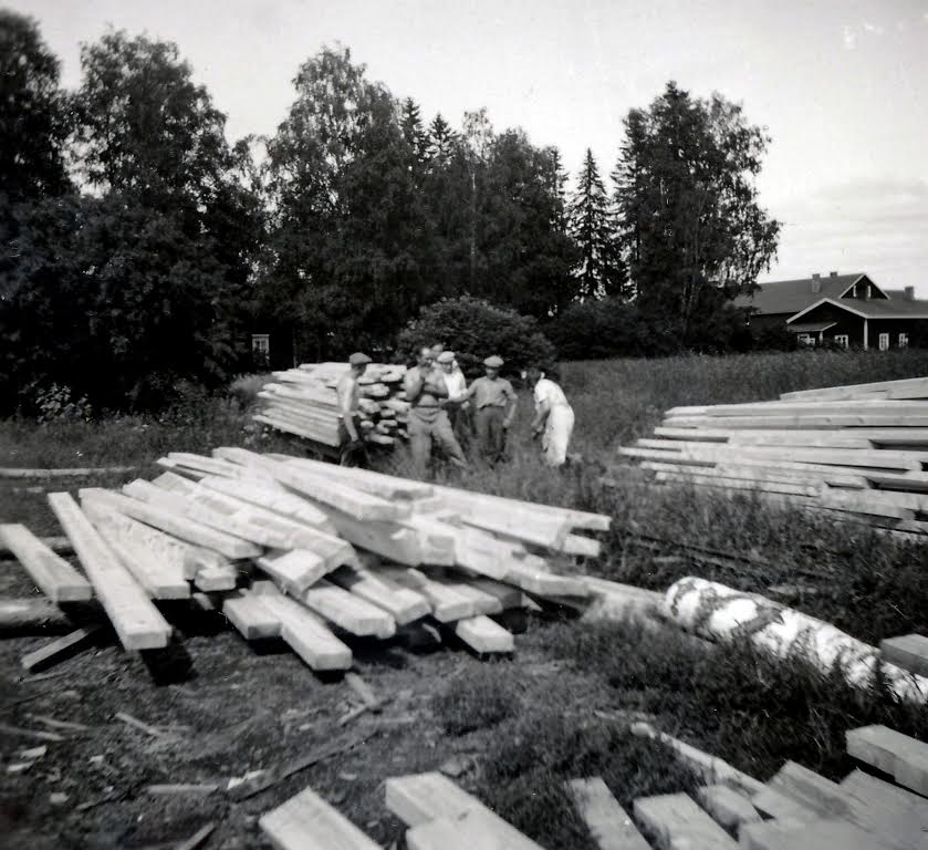 Sahan työväkeä lautatarhalla